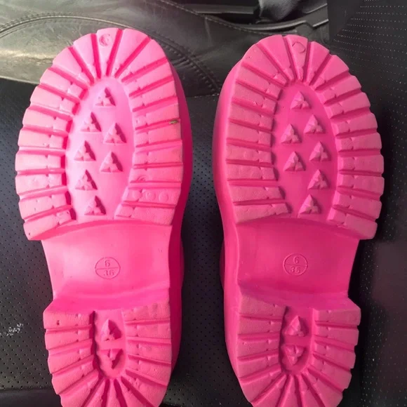 Kids Pink Crocs with Fun Charms size 6 - Picture 4 of 6